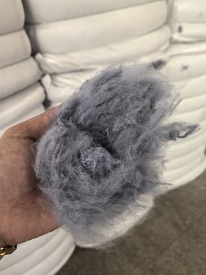 ভালো দাম ইউভি সুরক্ষা পুনর্ব্যবহৃত পলিয়েস্টার স্ট্যাপল ফাইবার 2.5 ডি 51 মিমি ওয়াটার গ্রে অনলাইন