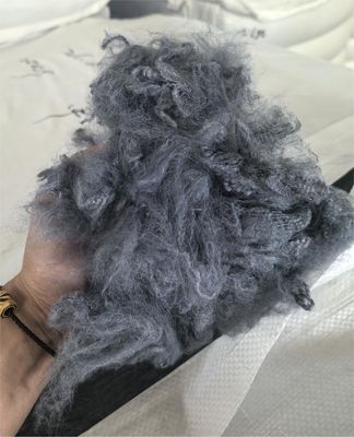 ভালো দাম পুনর্ব্যবহৃত পলিয়েস্টার স্ট্যাপল ফাইবার 2.5D 51mm গাঢ় ধূসর কম আর্দ্রতা শোষণ অনলাইন
